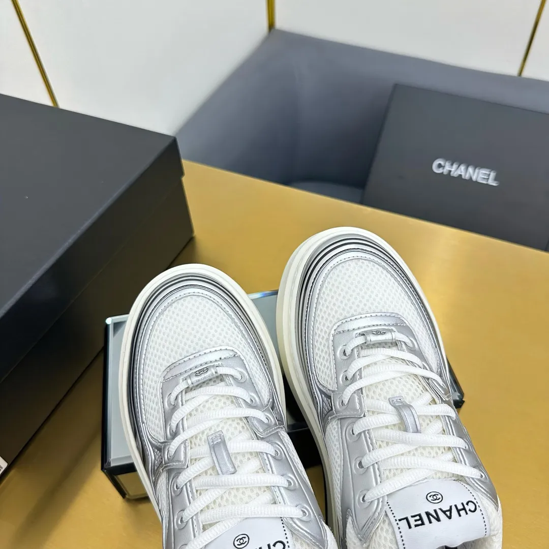 👟👟Ex-factory price 680👟👟 Upgraded version, upgraded version, upgraded version! No rebuttal accepted! ! ! ! Chanel Chanel panda shoes! 2025 counter's top casual sports shoes. This classic design; the upper is electro-embroidered with a variety of techniques; the outsole is fashionable and sporty; the unusual inclusion of a variety of color matching elements... The diversified mix and match is very good-looking and versatile, and can be used for leisure, fashion, sports, and outdoor... ꫛꫀꪝ Go➫ Materials: ❶Upper made of: original imported first-layer silk cowhide + original waterproof cloth + original first-layer cowhide ❷Inner lining: Original Yangli+Net ❸Outsole based on: Original TPU combination outsole Counter boutique packaging complete set for women 35–41 👉 👉